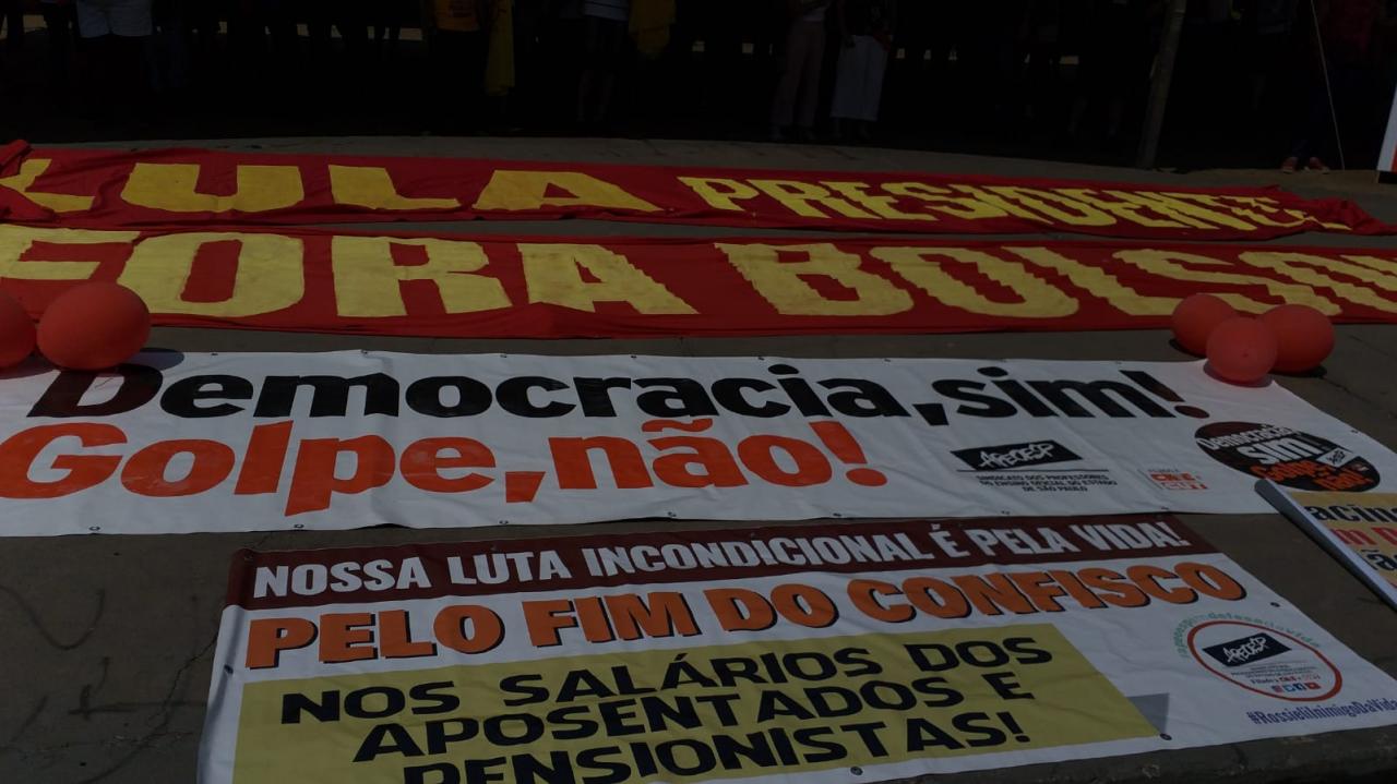 Foto 5 de 17 — Manifestantes fazem ato "Fora Bolsonaro" na Praça Santa Cruz; veja imagens